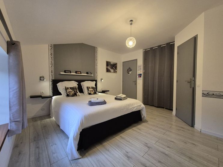 Chambre La Droséra au Clos d'Audio — décor naturel et lit queen size
