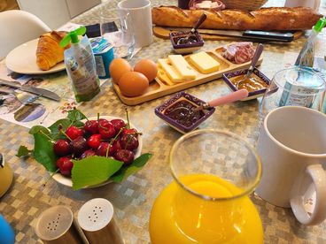 Petit-déjeuner maison servi au Clos d'Audio