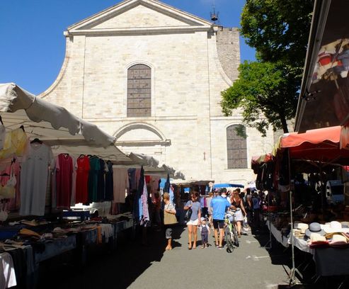 Le marché de Saint-Pons-de-Thomières devant la cathédrale