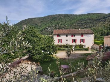 Vue d'ensemble du domaine Clos d'Audio et son jardin méditerranéen
